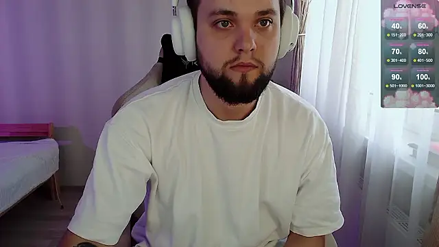 Snapshot of ChillyXO chatting on March 2026 10:44:02 AM ChillyXO online show from March 2026 10:44:02 AM