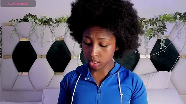 Snapshot of EmmaSanzz_ chatting on January 2025 11:33:02 AM EmmaSanzz online show from January 2025 11:33:02 AM