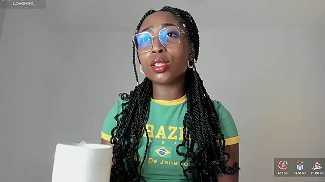 Snapshot of EmmaSanzz_ chatting on February 2025 11:33:01 AM EmmaSanzz online show from February 2025 11:33:01 AM