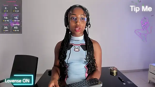 Snapshot of EmmaSanzz_ chatting on February 2025 02:41:01 PM EmmaSanzz online show from February 2025 02:41:01 PM