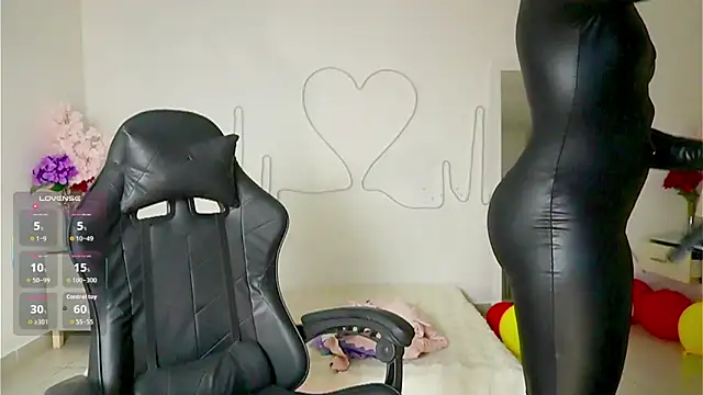 Snapshot of EmmaSanzz_ chatting on September 2025 11:47:01 AM EmmaSanzz online show from September 2025 11:47:01 AM