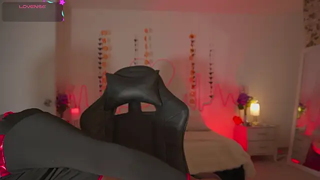 Snapshot of EmmaSanzz_ chatting on October 2025 11:44:02 AM EmmaSanzz online show from October 2025 11:44:02 AM