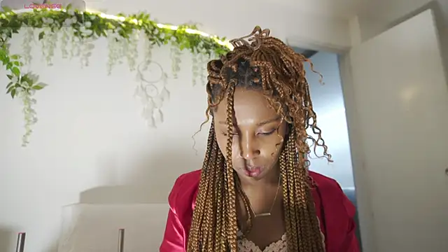 Snapshot of EmmaSanzz_ chatting on December 2025 11:30:02 AM EmmaSanzz online show from December 2025 11:30:02 AM