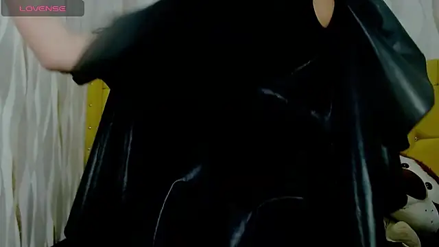 Snapshot of moniquehicks chatting on January 2025 10:12:02 PM moniquehicks online show from January 2025 10:12:02 PM