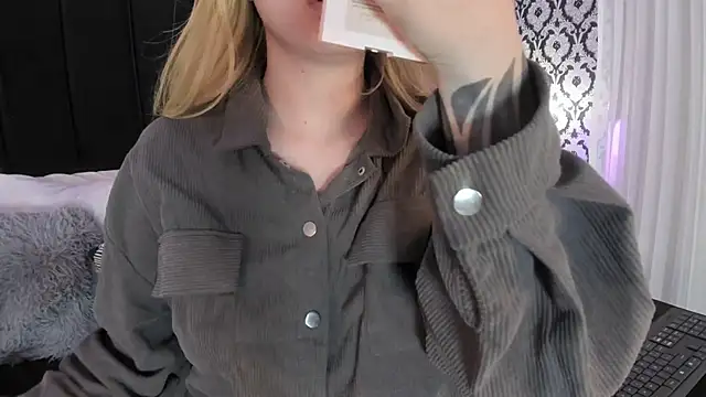 Adeelinee online show from November 2025 07:47:01 PM