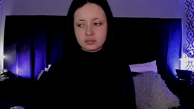 Adeelinee online show from May 2026 08:18:01 PM