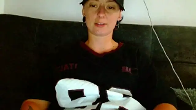 Snapshot of tomboyblue chatting on April 2026 09:06:01 PM tomboyblue online show from April 2026 09:06:01 PM