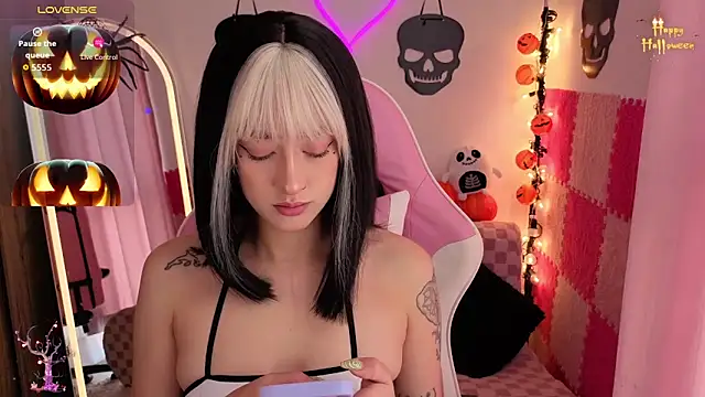 Snapshot of violet_ch chatting on October 2025 05:31:02 PM violet ch online show from October 2025 05:31:02 PM