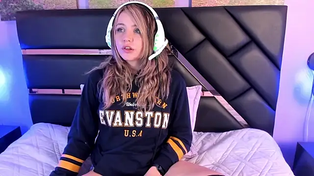 Snapshot of Annie_mone chatting on December 2024 08:21:02 PM Annie mone online show from December 2024 08:21:02 PM