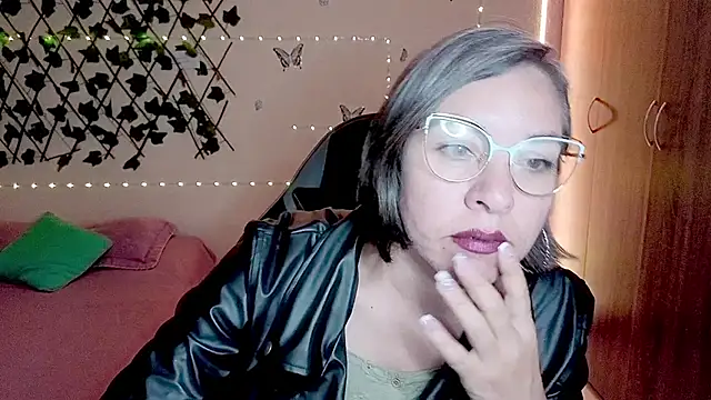 Lady breaks hearts online show from November 2025 08:44:01 PM