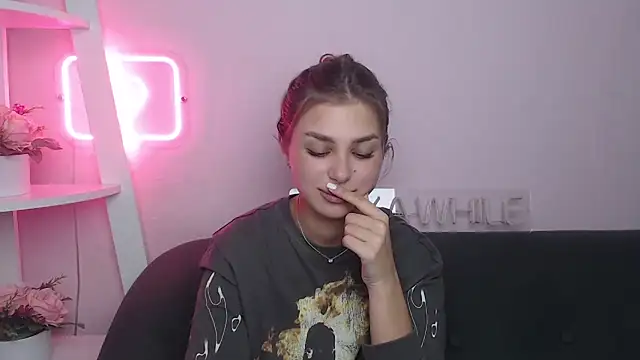 Snapshot of MilanaAngelAs chatting on November 2025 09:14:01 PM MilanaAngelAs online show from November 2025 09:14:01 PM