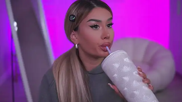 Snapshot of EvaZane chatting on November 2025 07:46:02 PM EvaZane online show from November 2025 07:46:02 PM