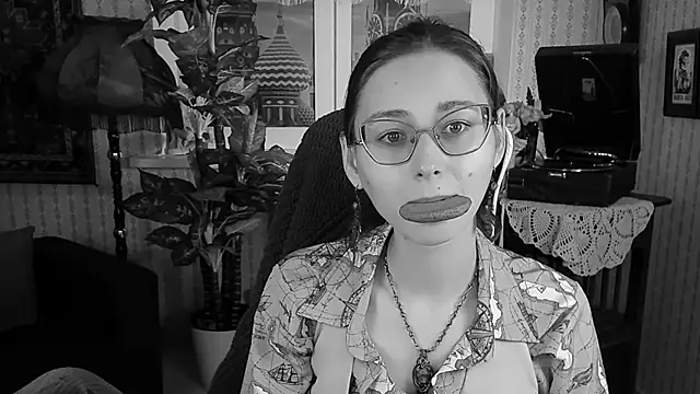 Snapshot of Orianna_Fox chatting on December 2024 05:46:01 PM Orianna Fox online show from December 2024 05:46:01 PM