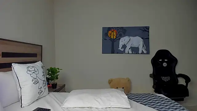 Snapshot of Renee-18 chatting on March 2026 11:24:01 PM Renee-18 online show from March 2026 11:24:01 PM