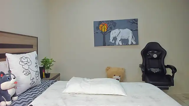 Snapshot of Renee-18 chatting on April 2026 10:49:01 PM Renee-18 online show from April 2026 10:49:01 PM