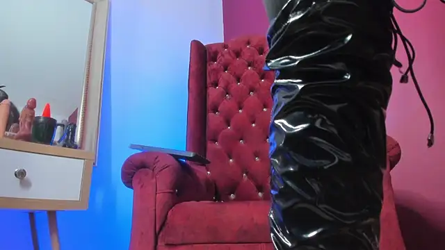 Snapshot of Sarah_Mistress_ chatting on December 2024 11:57:01 PM Sarah Mistress online show from December 2024 11:57:01 PM