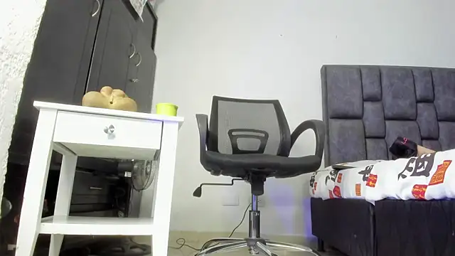 Snapshot of Sarah_Mistress_ chatting on April 2026 04:23:01 PM Sarah Mistress online show from April 2026 04:23:01 PM