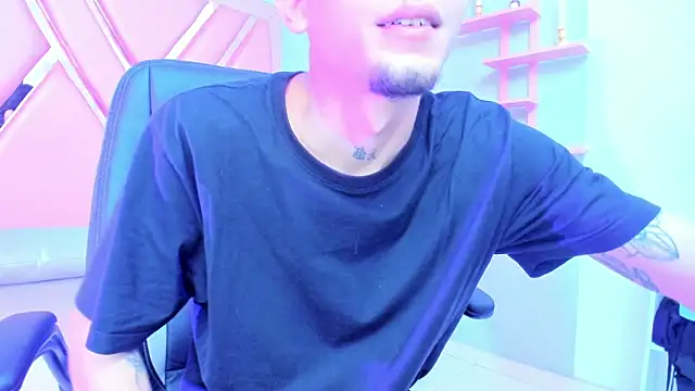 kendalltaylorr online show from February 2025 03:00:02 AM