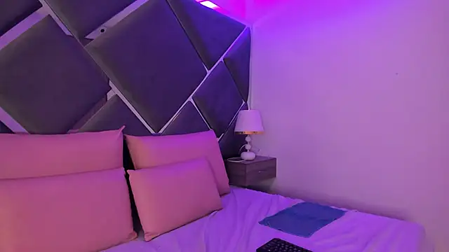 Charlotte Myers online show from October 2025 07:43:01 PM