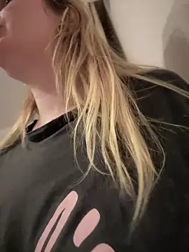 Snapshot of Teya_moon_ chatting on March 2025 10:09:02 PM Teya moon  online show from March 2025 10:09:02 PM