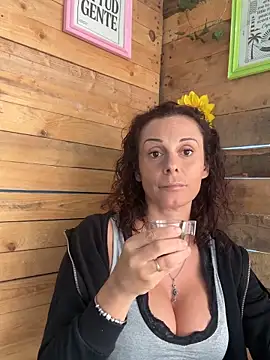 Snapshot of therealbeverlycious chatting on April 2026 09:15:01 AM therealbeverlycious online show from April 2026 09:15:01 AM