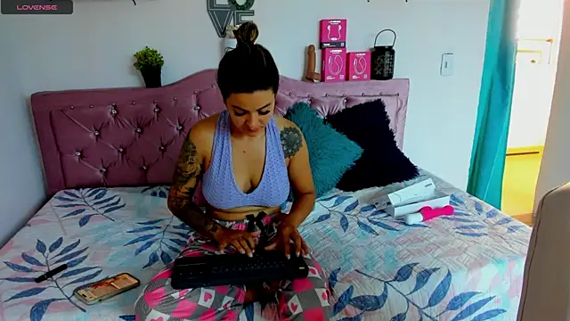 Snapshot of mia_bigtits17 chatting on July 2026 04:44:01 PM mia bigtits17 online show from July 2026 04:44:01 PM
