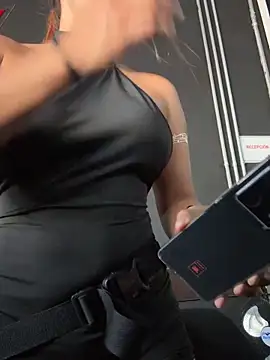 Snapshot of Amber_Martins_ chatting on February 2025 06:24:01 PM Amber Martins  online show from February 2025 06:24:01 PM