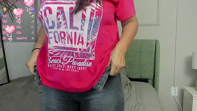 Snapshot of Sussanewolf chatting on February 2026 01:44:01 PM Sussanewolf online show from February 2026 01:44:01 PM