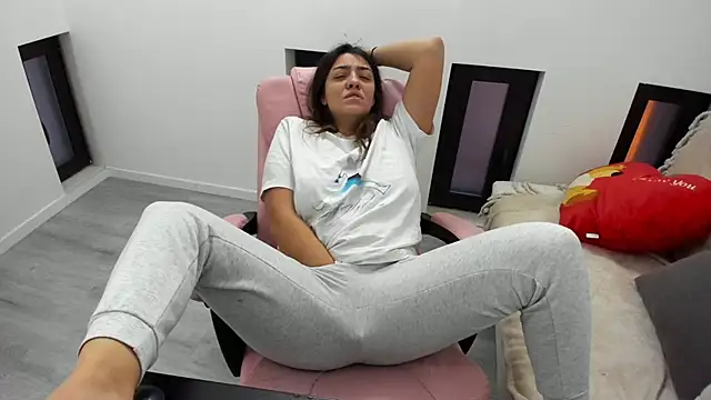 Snapshot of Dyana_Kaylinn chatting on January 2026 05:35:01 AM Dyana Kaylinn online show from January 2026 05:35:01 AM