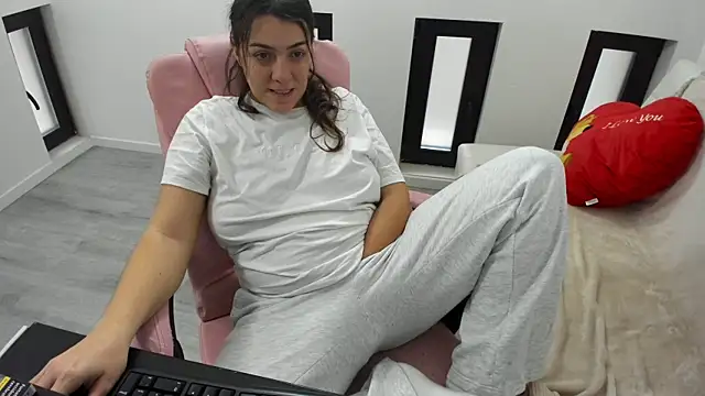 Snapshot of Dyana_Kaylinn chatting on February 2026 06:06:01 AM Dyana Kaylinn online show from February 2026 06:06:01 AM