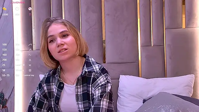 Snapshot of EllenaGreen chatting on January 2025 07:14:02 PM EllenaGreen online show from January 2025 07:14:02 PM