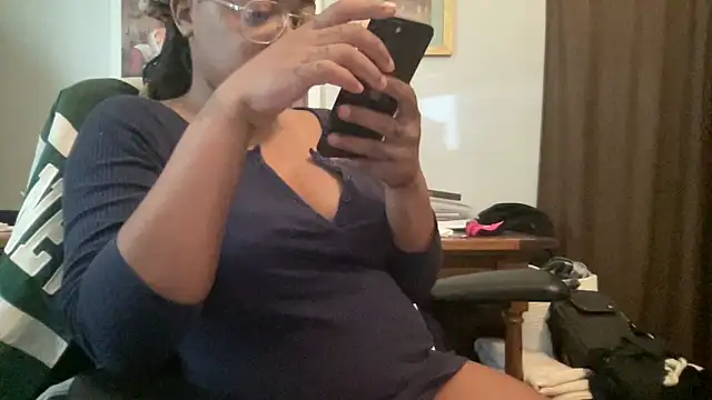 MommyConfident online show from May 2026 07:43:01 PM