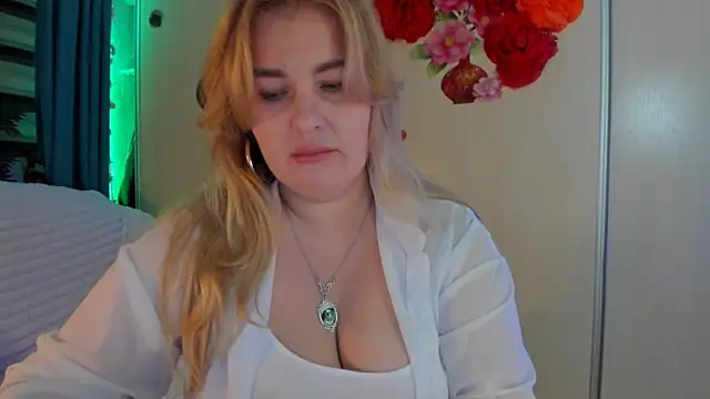 CoraSwon online show from October 2025 09:22:01 PM