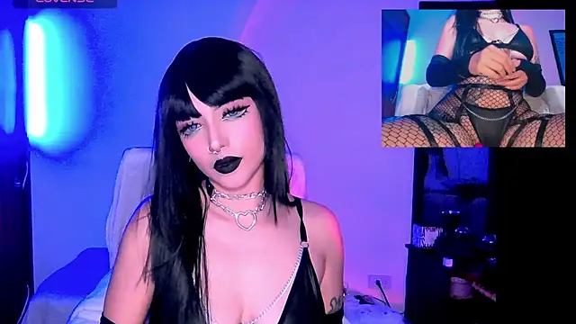 Snapshot of HollyDominic chatting on February 2025 05:04:02 PM HollyDominic online show from February 2025 05:04:02 PM