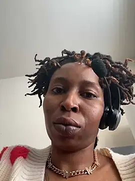 Snapshot of LeyaHoneybuns chatting on March 2025 04:35:02 PM LeyaHoneybuns online show from March 2025 04:35:02 PM