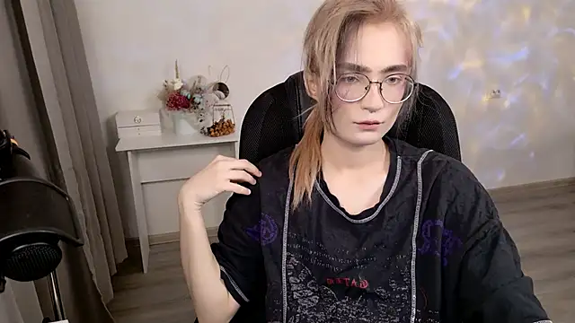 Snapshot of CuteYukiKun chatting on April 2026 02:12:02 AM CuteYukiKun online show from April 2026 02:12:02 AM