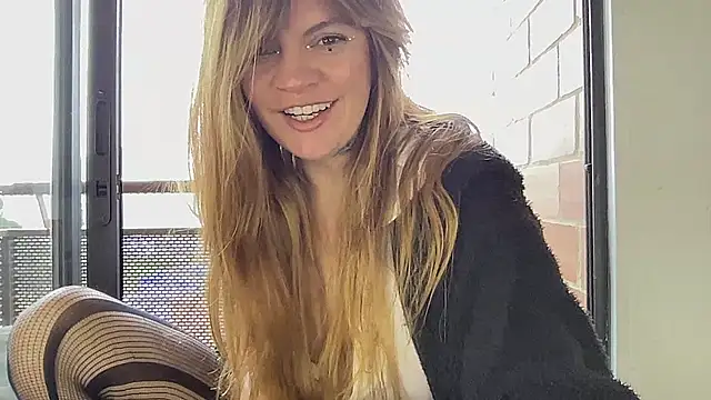 Snapshot of Val__ chatting on September 2025 01:27:01 PM Val online show from September 2025 01:27:01 PM