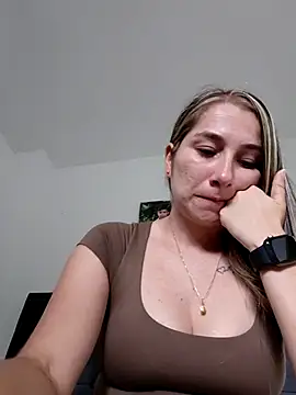 Snapshot of Iris_love18 chatting on February 2026 08:27:01 PM Iris love18 online show from February 2026 08:27:01 PM