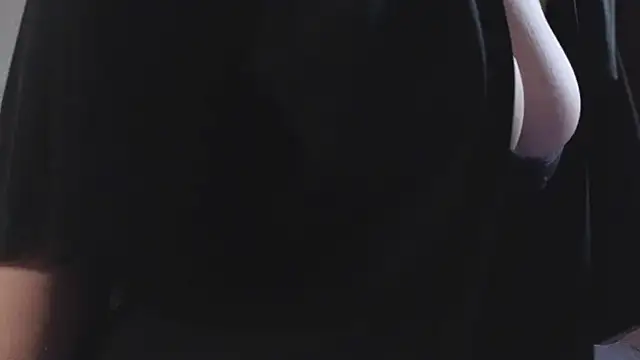 Laura Karamazov online show from October 2025 11:21:02 AM