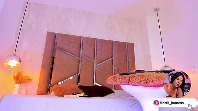 Martinaa Jones  online show from March 2025 06:37:02 PM