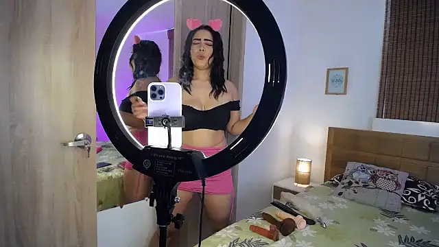 Snapshot of ShanonLe chatting on January 2025 04:52:01 PM ShanonLe online show from January 2025 04:52:01 PM