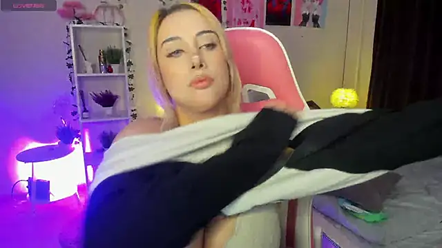 Snapshot of MoranaKit chatting on March 2025 07:49:02 AM MoranaKit online show from March 2025 07:49:02 AM