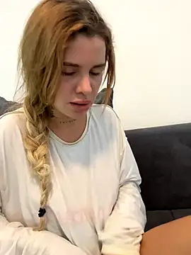 EmiliaCatalina online show from November 2025 04:51:01 PM