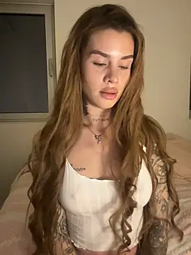 Snapshot of EmiliaCatalina chatting on May 2026 12:59:02 AM EmiliaCatalina online show from May 2026 12:59:02 AM