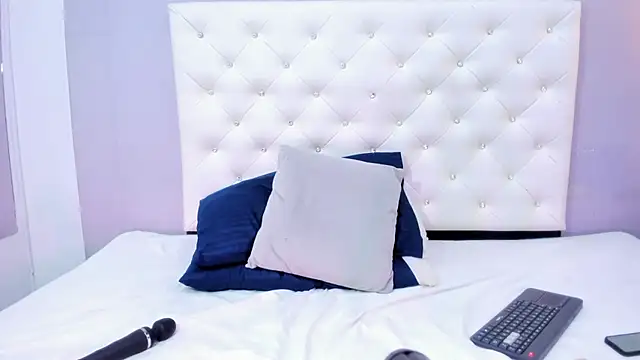 NICOLSKINNY1 online show from October 2025 09:22:01 PM