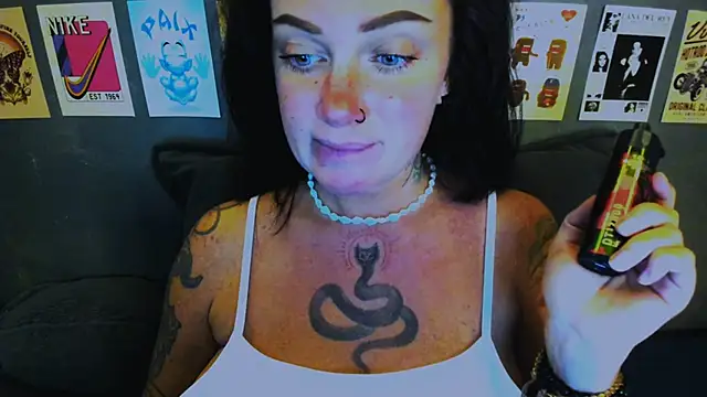 Snapshot of EllieOz chatting on April 2026 04:04:02 PM EllieOz online show from April 2026 04:04:02 PM