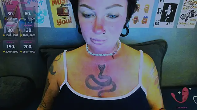 Snapshot of EllieOz chatting on May 2026 06:05:02 PM EllieOz online show from May 2026 06:05:02 PM