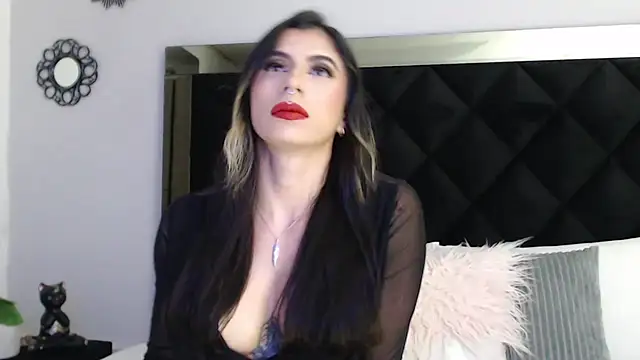 KinaCooper online show from December 2025 06:57:02 PM