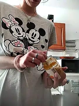 Snapshot of LauraBaby chatting on September 2025 12:10:01 PM LauraBaby online show from September 2025 12:10:01 PM