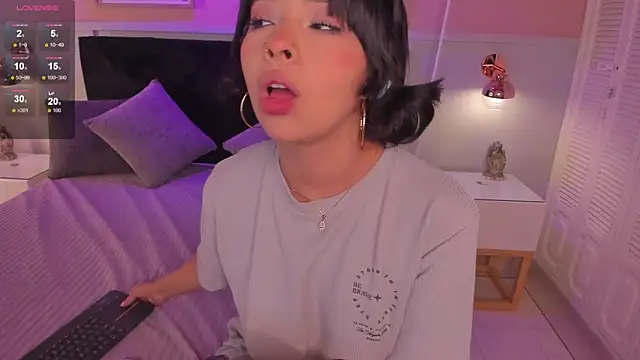 chloe watson  online show from April 2026 07:25:02 PM